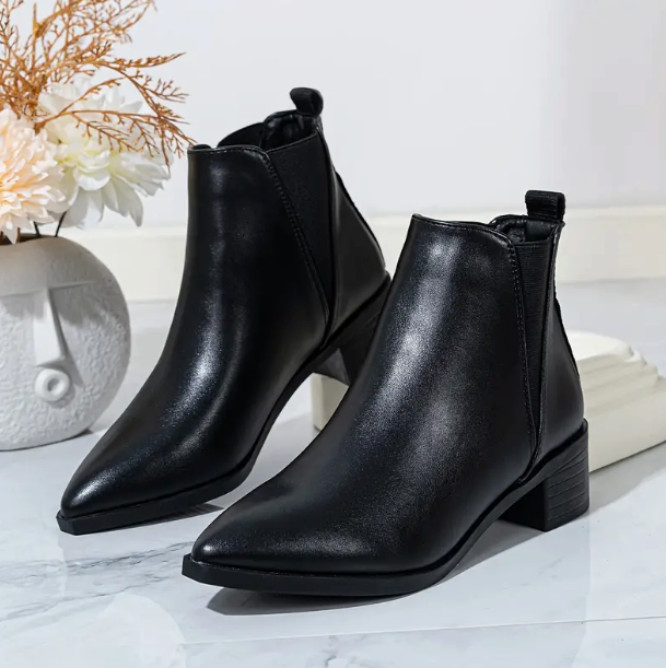 履きやすい女性用ポインテッドチェルシーブーツ