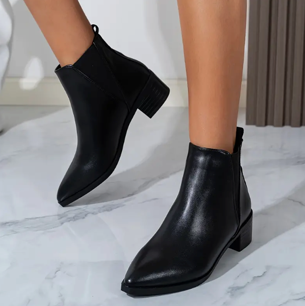 履きやすい女性用ポインテッドチェルシーブーツ