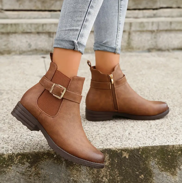 履きやすい女性用バックル付きショートブーツ
