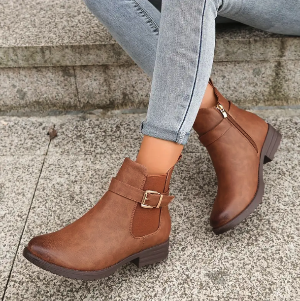 履きやすい女性用バックル付きショートブーツ