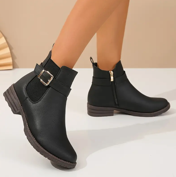 履きやすい女性用バックル付きショートブーツ